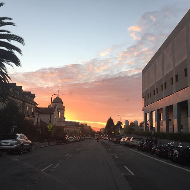 A beautiful sunset in Berkeley, California. Kaunis auringonlasku Berkeleyssä Kaliforniassa. #berkeley #california #sunset #nofilter #ucberkeley