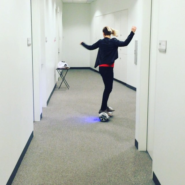 Riding the hoverboard!! I want one of these!! Mie haluun tälläsen hoverboardin! #hoverboard #backtothefuture #paloalto #stanford #dancing