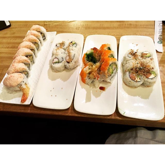 Sushi never disappoints! ;) Sushi ei koskaan petä. ;)#sushi #california #shrimptempura #salmon #shrimp #wasabi