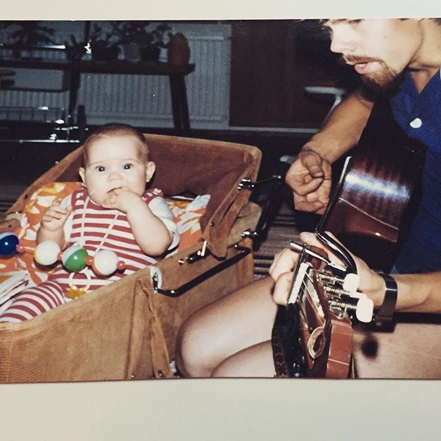 Since it's throwback Thursday, I wanna go back in time to the early 80's when my dad entertained me with his guitar. I love my dad! Takaisinheitto torstain kunniaksi mennään takaisin 80-luvun alkuun jolloin iskä viihdytti mua kitaran tahtiin. Mie rakastan mun iskää!  #tbt #music #80s #guitar #baby #stroller #dad #daddysgirl