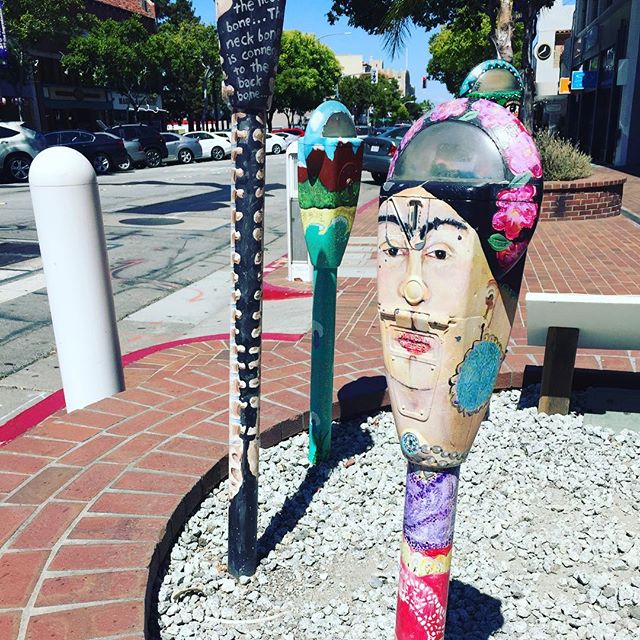 Can you recognize who got painted on this parking meter? Tunnistatko kuka on parkkimittariin ikuistettuna? #parkingmeter #art #streetart #sanmateo #california #iloveart #myidol #strongwomen #artist #taide #katutaide #parkkimittari #munidoli #vahvanainen