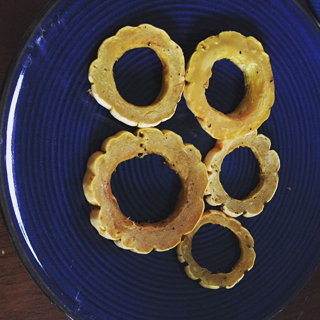 It's a pleasure to meet you Delacata squash! Who would not want to eat these squash flower rings? :) Ilo tutustua sinuun Delacata kurpitsa! Kuka nyt ei söisi kukan näköisiä kurpitsarenkaita? ;) #delacatasquash #squash #foodie #foodporn #vegetarian #healthyfood #beautifulfood #food #flowers #yummy #kurpitsa #kasvisruoka #kasvis #hyvääruokaa #terveellistä #kukka