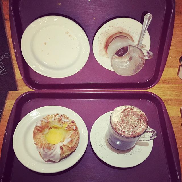 I treated myself to a custard danish and hot chocolate at the Copenhagen bakery. Hemmottelin itseäni tanskalaisella leivoksella ja kuumalla kaakaolla. #copenhagenbakery #bageri #danish #bakery #hotchocolate #yummy #datewithmyself #treatyoself #treatyourself #burlingame #bayarea #california #leipomo #herkku #leivos #kaakao #hemmottelua #pastry #bakedgoods #sweets