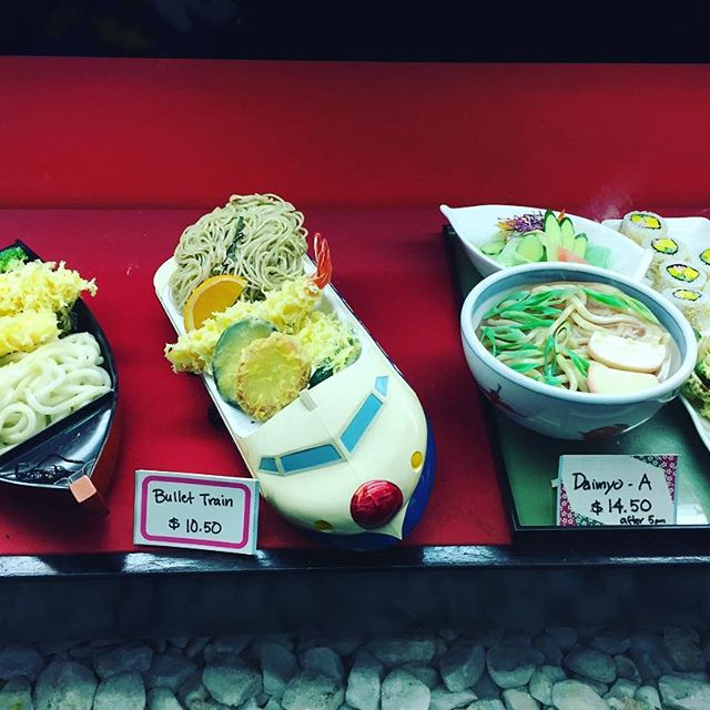 I love the Japanese food displays outside each restaurant. My favorite today was the bullet train. 🏻 Jokaisella ravintolalla on Japanissa näyteikkunat, joissa on ruoka-annoksista mallit. Tän päivän lemppari oli tää "luotijuna". #japan #japanesefood #japaneserestaurant #japantown #sanfrancisco #food #foodgram #train #bullettrain #japanilaista #ruoka #japani