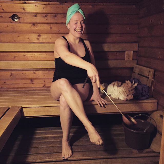In an authentic Finnish sauna you throw water on the heating unit so that the temperature and humidity goes up. I also like to protect my hair from the heat with a wet towel. Täällä Jenkeissä saa harvoin heittää löylyä saunassa. Onneksi on ystäviä, joilla on aito Suomalainen sauna. Mie tykkään myös suojata mun hiuksia kuumuudelta märällä  pyyhkeellä. #sauna #finnishsauna #finnish #finnishthings #authentic #real #heat #humidity #hair #towel #favoritethings #culture #löyly #kiuas