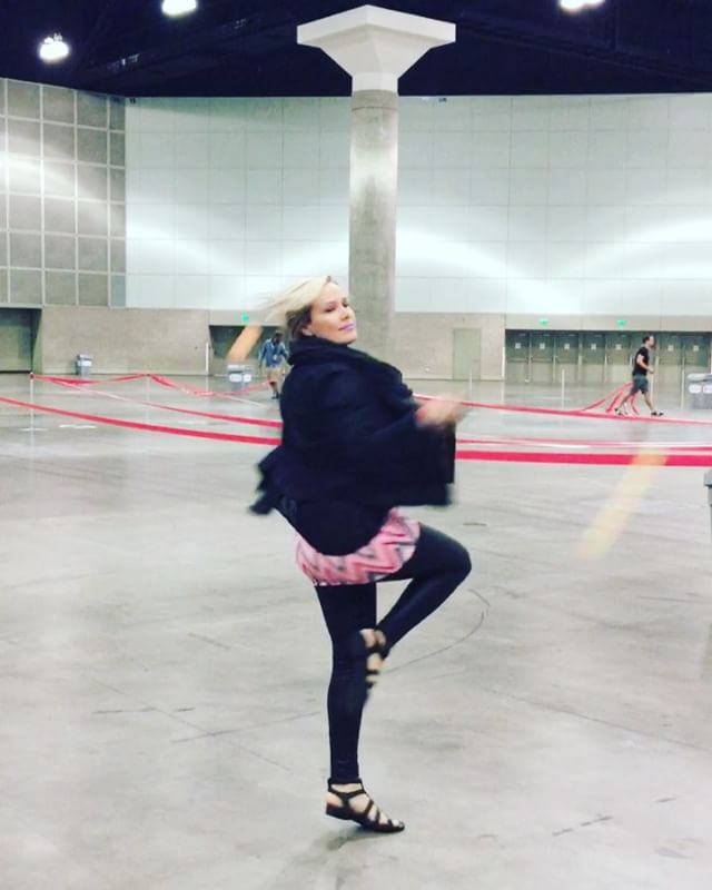 I forgot how fun it is to spin poi. #poi #glowpoi #glow #led #circus #spinningpoi #tricks #circusfun #circustricks #fun #neon #neoncolor #finnishgirl #talent #skill #practice