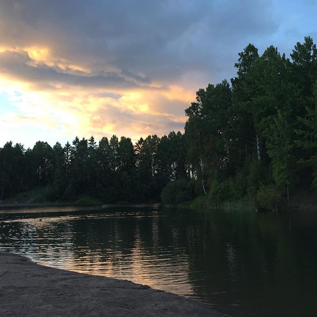 I've discovered so many new outdoor swimming places in Helsinki during my stay. #nofilter #lakes #nature #trees #greenery #sunset #sundown #serene #naturephotography #exploring #discovering #finland #suomi #helsinki #vantaa #beach #vacation #loma #ranta