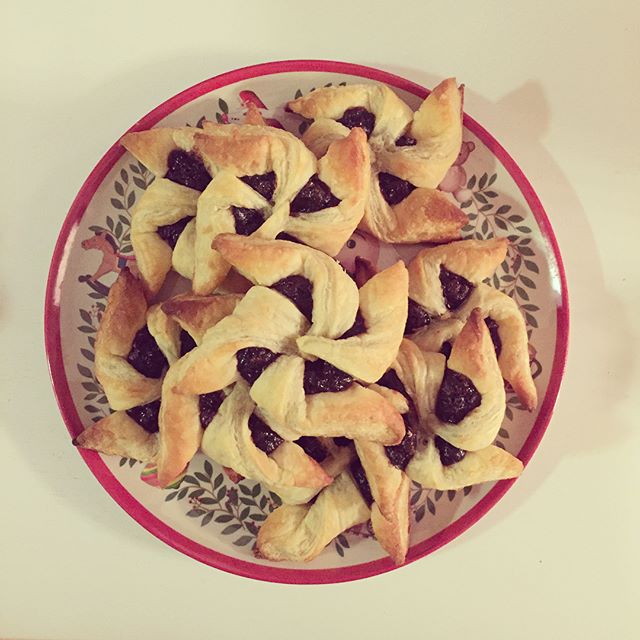 It’s beginning to look a lot like Christmas! Baking traditional Finnish Christmas pastries this year with prune jam that we made ourselves. #baking #makingchristmas #traditional #finnish #puffpastry #prune #plum #homemade #jam #marmelade #ilovefinland #finnishchristmas #joulu #joulutortut #tortut #jouluherkut #jouluvalmistelut #leipominen #teeseitse #luumu #luumuhillo #itsetehty #learning #newskills #christmas #star #starshaped #tähti #tähtitorttu #joulutähti
