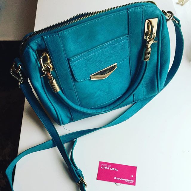 I just bought a meal for someone who is homeless by getting this purse from @housingworks #thriftstorefinds #goodcause #twobirdsonestone #secondhand #recycle #fashion #purse #turquoise #bag #handbags #housingworks #thrift